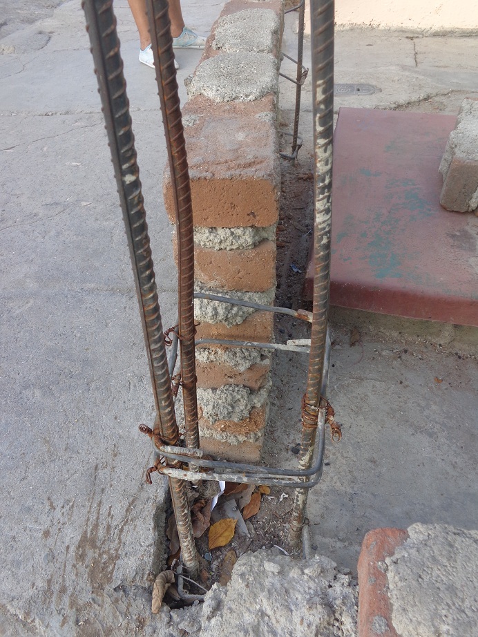 Fundir vigas y columnas utilizando solo tres barras de acero no es buena práctica en materia de construcciones sismorresistentes. Foto: Betty Beatón 