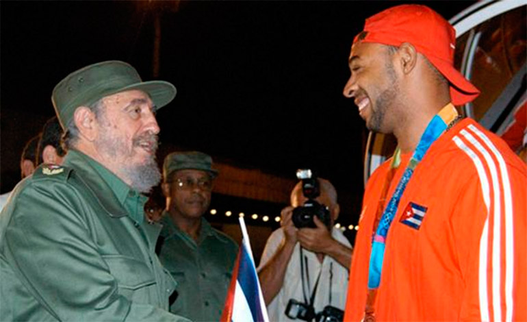 Fidel Castro y Anier García al regreso de los Juegos Olímpicos de Atenas 2004