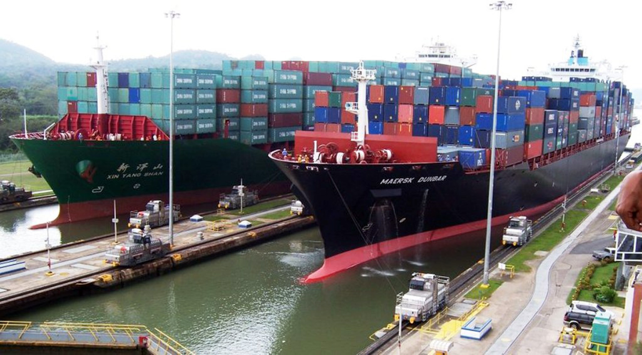Barco Pasando Por El Canal De Panama