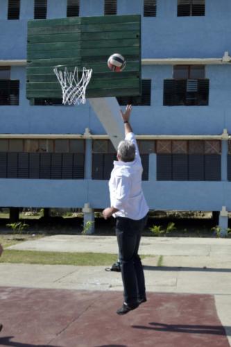Miguel Diaz-Canel joue au basket à Santiago de Cuba