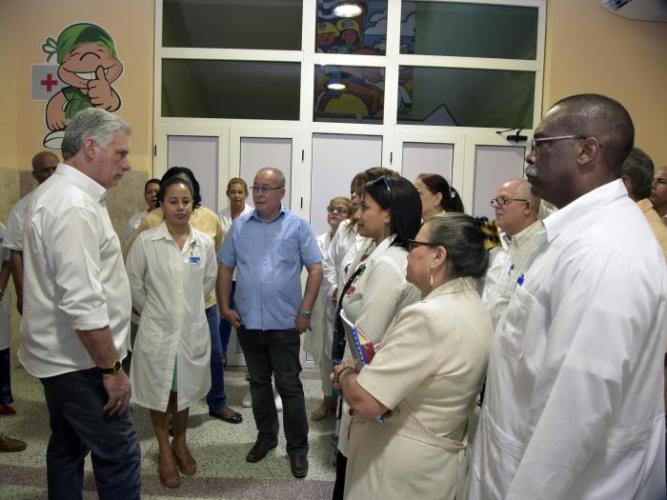 Miguel Diaz-Canel discute avec des travailleurs de l'hôpital pour enfants du Sud de Santiago de Cuba