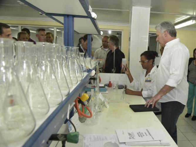 Le président cubain aux laboratoires Oriente de Santiago de Cuba