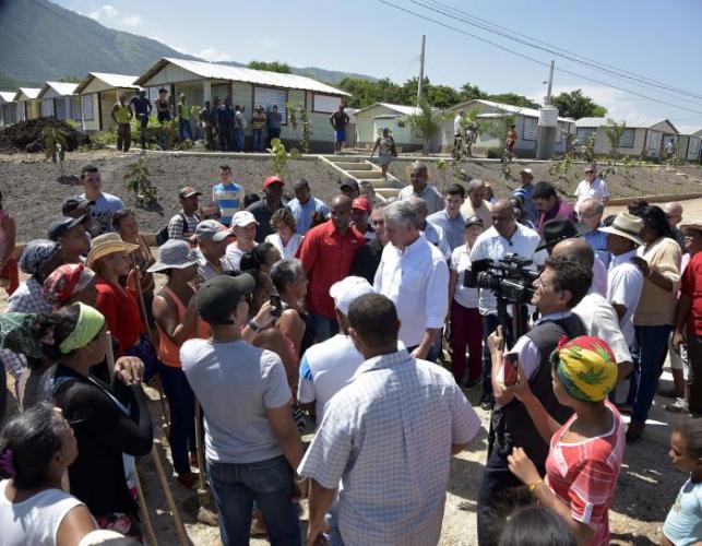 Le président cubain discute avec des habitants de la communauté El Carmen, dans la province de Santiago de Cuba