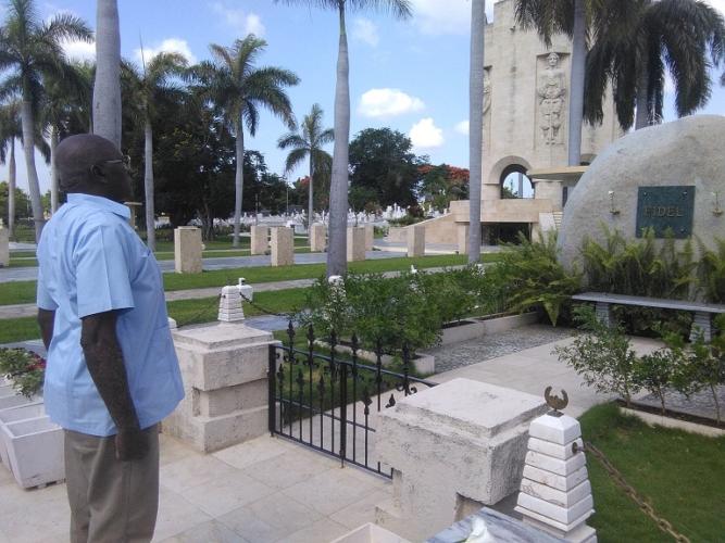 Valdés Mesa colocó flores y rindió homenaje ante los sepulcros de Fidel, Martí, Céspedes y Mariana, en el cementerio de Santa Ifigenia. Foto: Betty Beatón Ruiz