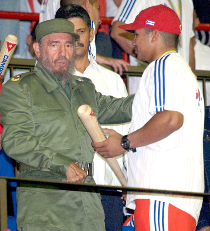 Fidel conversa con Cepeda a su llegada del Primer Clásico Mundial de Béisbol en el Coliseo de la Ciudad Deportiva. | foto: Alex Castro