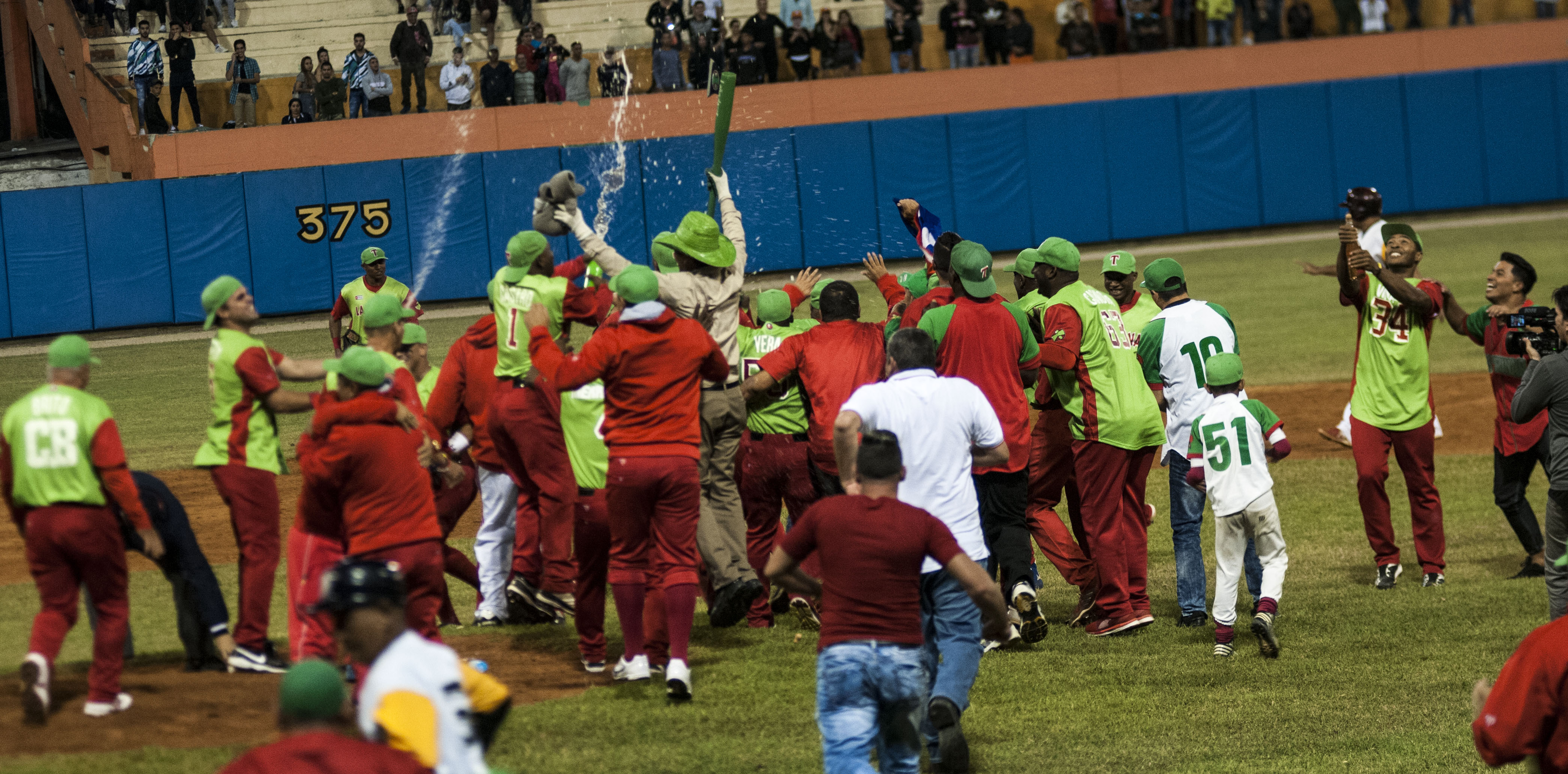 Festejo de los Leñadores Tuneros tras la victoria. Foto: José Raúl Rodríguez Robleda
