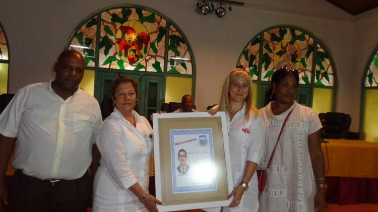 colectivo de la Sucursal Caracol del Complejo Hotelero Comodoro de La Habana recibió la bandera de Vanguardia Nacional de la Emulación Socialista