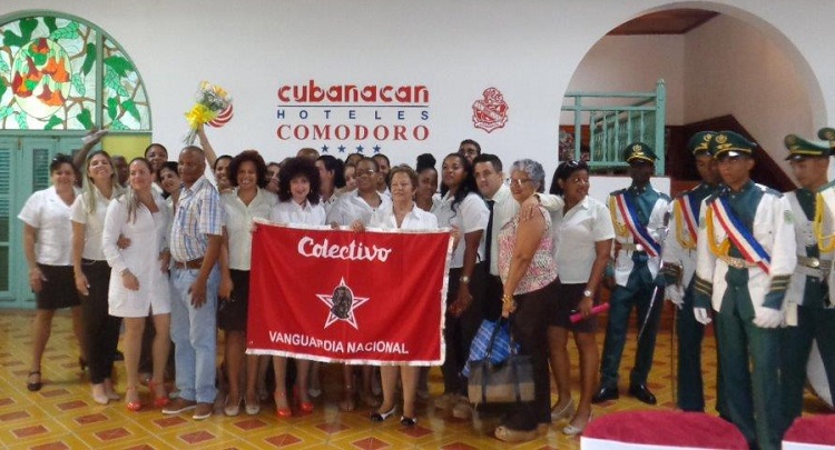 colectivo de la Sucursal Caracol del Complejo Hotelero Comodoro de La Habana recibió la bandera de Vanguardia Nacional de la Emulación Socialista