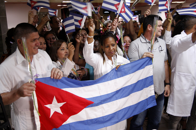Diaz-Canel greets Cuban doctors´ arrival from Bolivia