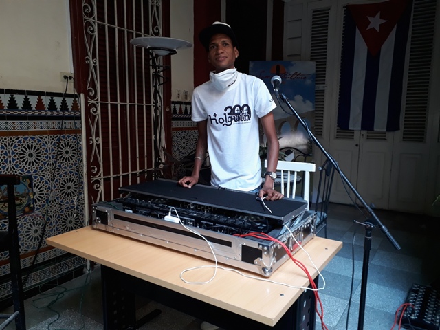 Mediante la música electrónica también se envía un mensaje humanitario desde Holguín. Foto: Lianne Fonseca