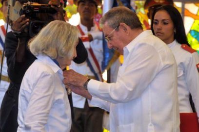 Entrega Raúl la Orden José Martí a Fina García Marruz