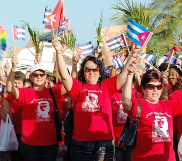 Los cubanos ya están en las calles para marchar unidos. Foto: Ramón Barreras