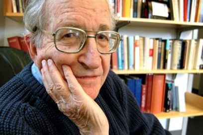 Chomsky le pide al NY Times analizar enfoques sobre Venezuela y Honduras