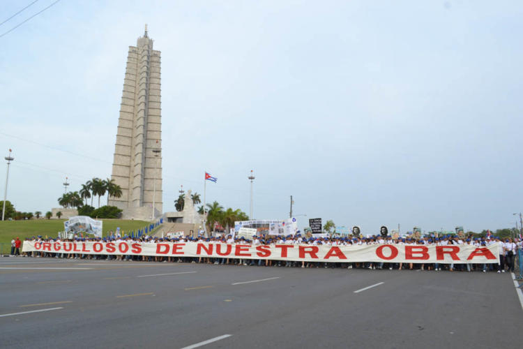 Capitalinos reafirman el lema Unidos por un socialismo próspero y sostenible. Foto: Eddy Martín