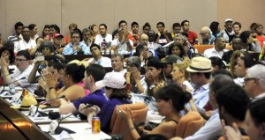 Delegados asistentes al Encuentro de Solidaridad Sindical, participan en una reunión con familiares de Los Cinco antiterroristas cubanos condenados injustamente en Estados Unidos, en el Palacio de Convenciones, de La Habana, Cuba. Foto: Omara García Mederos