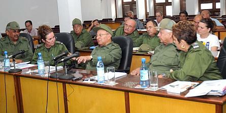 El General de Cuerpo de Ejército Leopoldo Cintra Frías, ministro de las FAR, comprobó el desarrollo del Ejercicio Meteoro 2013 en la provincia de Villa Clara. Foto: Manuel de Feria García