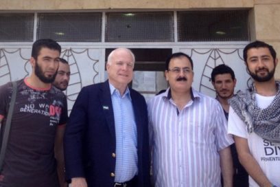 Jhon McCain realiza visita sorpresa a los rebeldes en Siria