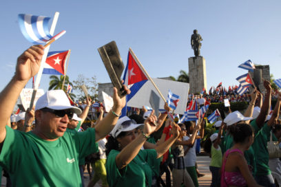 Desfile compacto junto al Che