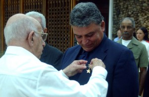 Héroe del Trabajo de la República de Cuba.