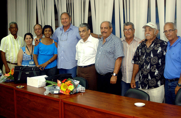 Trabajadores homenajeados son recibidos en el INDER. Foto: César A. Rodríguez