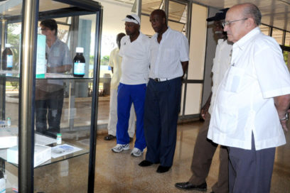 Personalidades cubanas visitan centros científicos