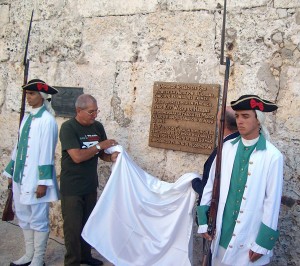 Momento en que Henry Pérez, director del complejo Morro— Cabaña y el máster Alfredo Cordero Puig, Presidente del IACC, develaron la tarja conmemorativa