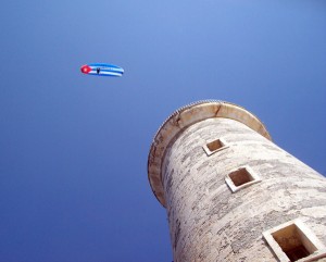 El parapente a motor que sobrevoló la farola del Morro, rememorando la fecha en que Domingo Rosillo culminó el histórico vuelo 