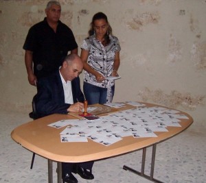 El Presidente del IACC canceló un sello postal conmemorativo