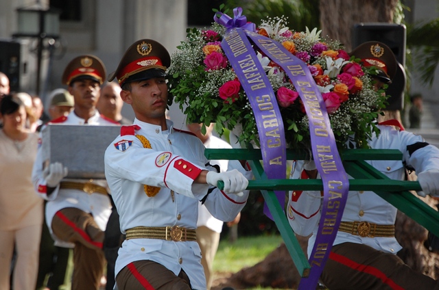 .- La urna con los restos fue trasladada por un integrante de la Unidad Especial de Ceremonias de las FAR, al igual que las ofrendas florales enviadas por Fidel y Raúl. Foto: Barreras Ferrán.