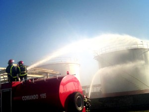 La acción rápido contuvo las llamas en el incendio ficticio organizado para probar fuerzas frente a los siniestros. Foto: Jorge Pérez Cruz