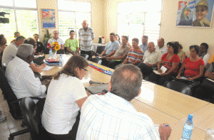 Lazo dialogó sobre diversos temas medulares de la sociedad cubana con delegados de base de Vueltas. Foto: Manuel De Feria