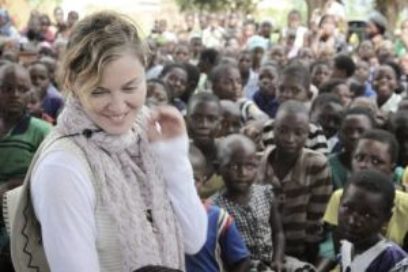 Madonna vende arte para pagar educación