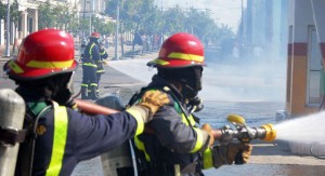 Los bomberos demostraron pericia y eficacia en el enfrentamiento a un incendio (simulado) de grandes proporciones en  el servicentro Bahía, de Cienfuegos. Foto: Barreras Ferrán. 