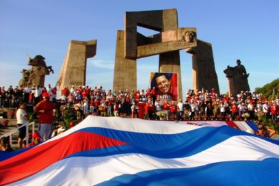 Banderas cubanas inundan plaza guantanamera