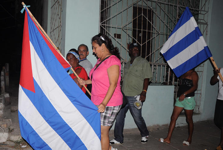 Trabajadores llegan en la madrugada al desfile por el 1ro de Mayo. La Habana. Cuba Foto: Roberto Carlos Medina