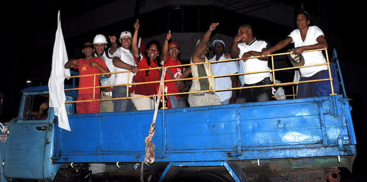 Trabajadores llegan en la madrugada al desfile por el 1ro de Mayo. La Habana. Cuba Foto: Roberto Carlos Medina