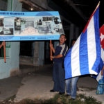 Trabajadores llegan en la madrugada al desfile por el 1ro de Mayo. La Habana. Cuba Foto: Roberto Carlos Medina