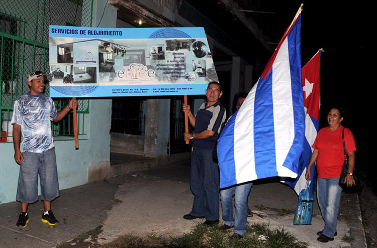 Trabajadores llegan en la madrugada al desfile por el 1ro de Mayo. La Habana. Cuba Foto: Roberto Carlos Medina