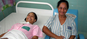 : A siete días de intervenidas, madre(a la derecha) e hija(a la izquierda) evolucionaban muy bien. Foto del autor.