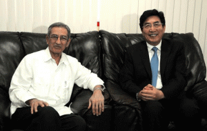José Ramón Balaguer Cabrera (I), miembro del Secretariado del Comité Central del Partido Comunista de Cuba, recibió a Guo Jinlong, miembro del Buró Político del Comité Central del Partido Comunista Chino de Beijing, en el aeropuerto internacional José Martí, en La Habana. Foto: Marcelino Vázquez Hernández