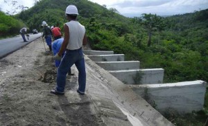 La rehabilitación de obras de fábrica para facilitar el paso del agua figura entre las labores ejecutadas en el vial de la montaña.