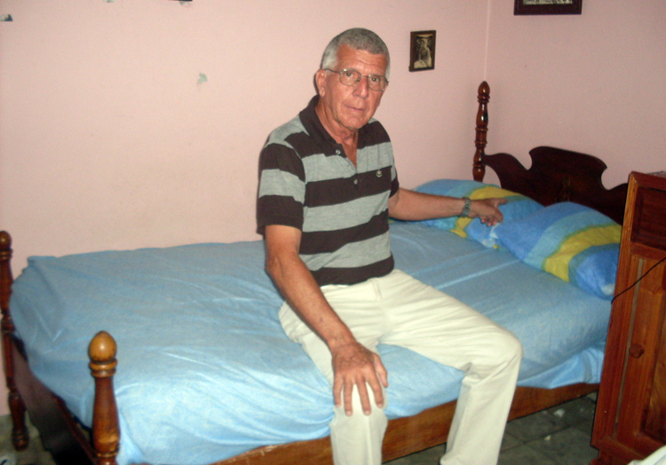 Chilín muestra una de las dos camas en la que durmieron los moncadistas durante los días que permanecieron en su casa. | foto: De la autora