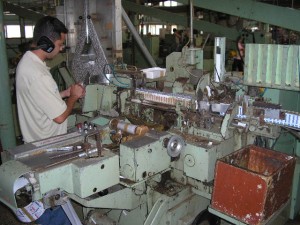 Las áreas más vulnerables, como el taller de elaboración de cigarrillos, son sometidas a un riguroso control. Fotos: Del autor