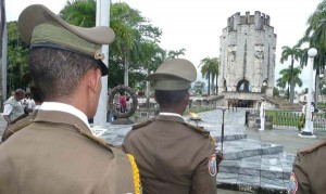En el cementerio Santa Ifigenia el pueblo santiaguero, en nombre del de Cuba toda, reverenció al Apóstol en el aniversario 118 de su muerte.