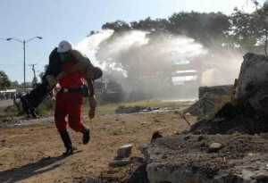 Especialistas de Rescate y Salvamento de la Cruz Roja Cubana y de las Fuerzas Armadas Revolucionaria, demuestran sus conocimientos durante el Ejercicio Meteoro. Foto: Miguel Ruibiera Justiz