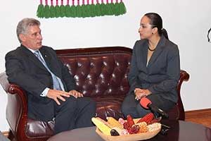 Díaz-Canel durante su encuentro con la presidenta de la Asamblea Nacional ecuatoriana, Gabriela Rivadeneira