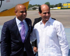 El Primer Ministro Laurent Salvador Lamothe y Rogelio Sierra, vicecanciller cubano