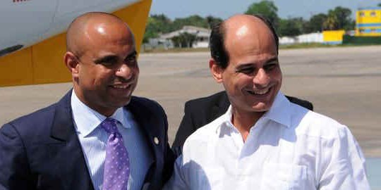 El Primer Ministro Laurent Salvador Lamothe y Rogelio Sierra, vicecanciller cubano