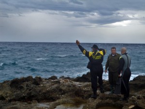 Durante la acción de rescate en Guanabo, el 19 de marzo del 2013. Con los prismáticos, el técnico de rescate José Bermúdez y a su lado el mayor Fabián Rodríguez. | foto real tomada durante el rescate, cortesía del destacamento. Durante la acción de rescate en Guanabo, el 19 de marzo del 2013. Con los prismáticos, el técnico de rescate José Bermúdez y a su lado el mayor Fabián Rodríguez. | foto real tomada durante el rescate, cortesía del destacamento.