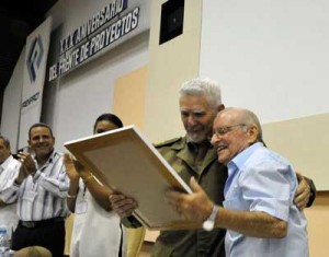 Ramiro Valdés recibe de Jesús Lacera Linde (D), secretario ejecutivo del Frente de FRENPROY, el diploma que acredita al líder histórico. Foto: AIN